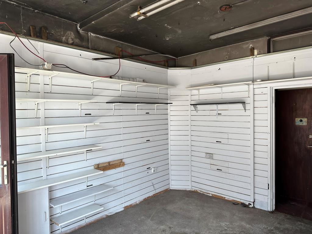 Lot: 38 - MIXED USE PROPERTY FOR IMPROVEMENT - Inside commercial unit